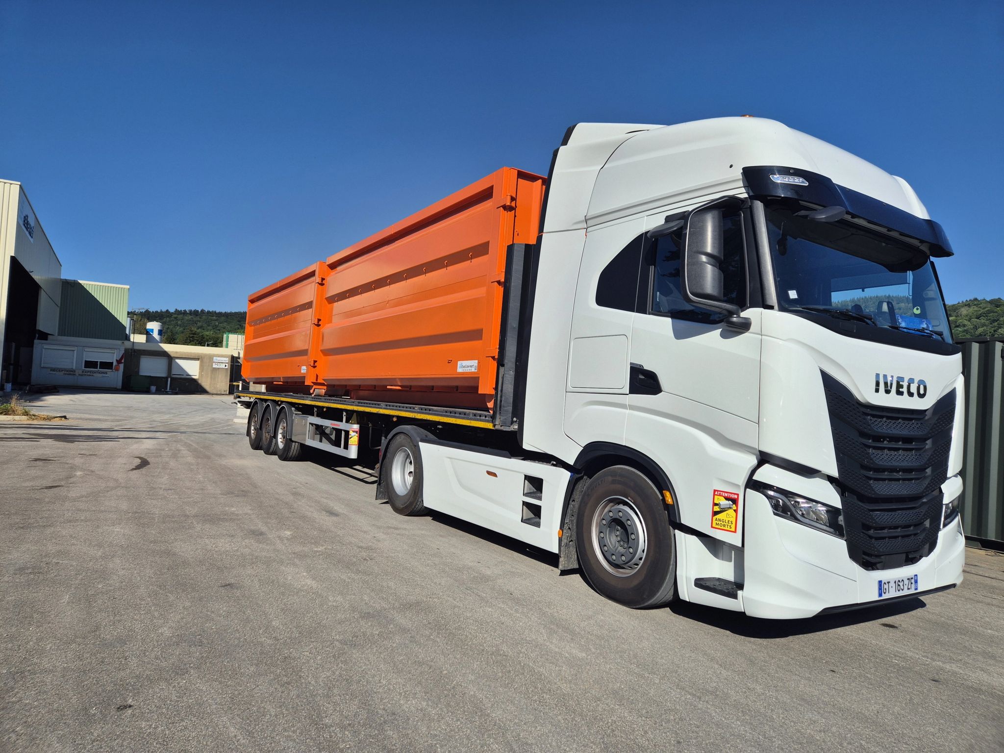 Camion sur quai de chargement